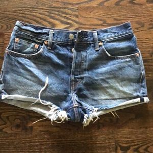 Super cute denim Levi shorts!
